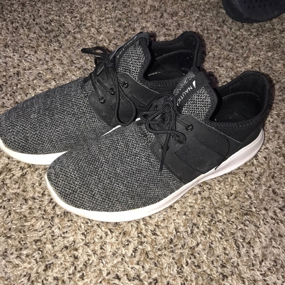 Tennis shoes